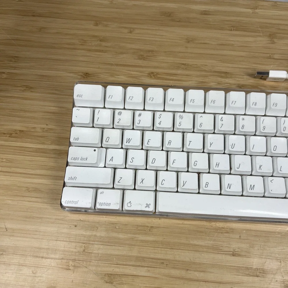 Apple A1048 Wired USB Keyboard Full Size White Clear EMC 1944 Tested